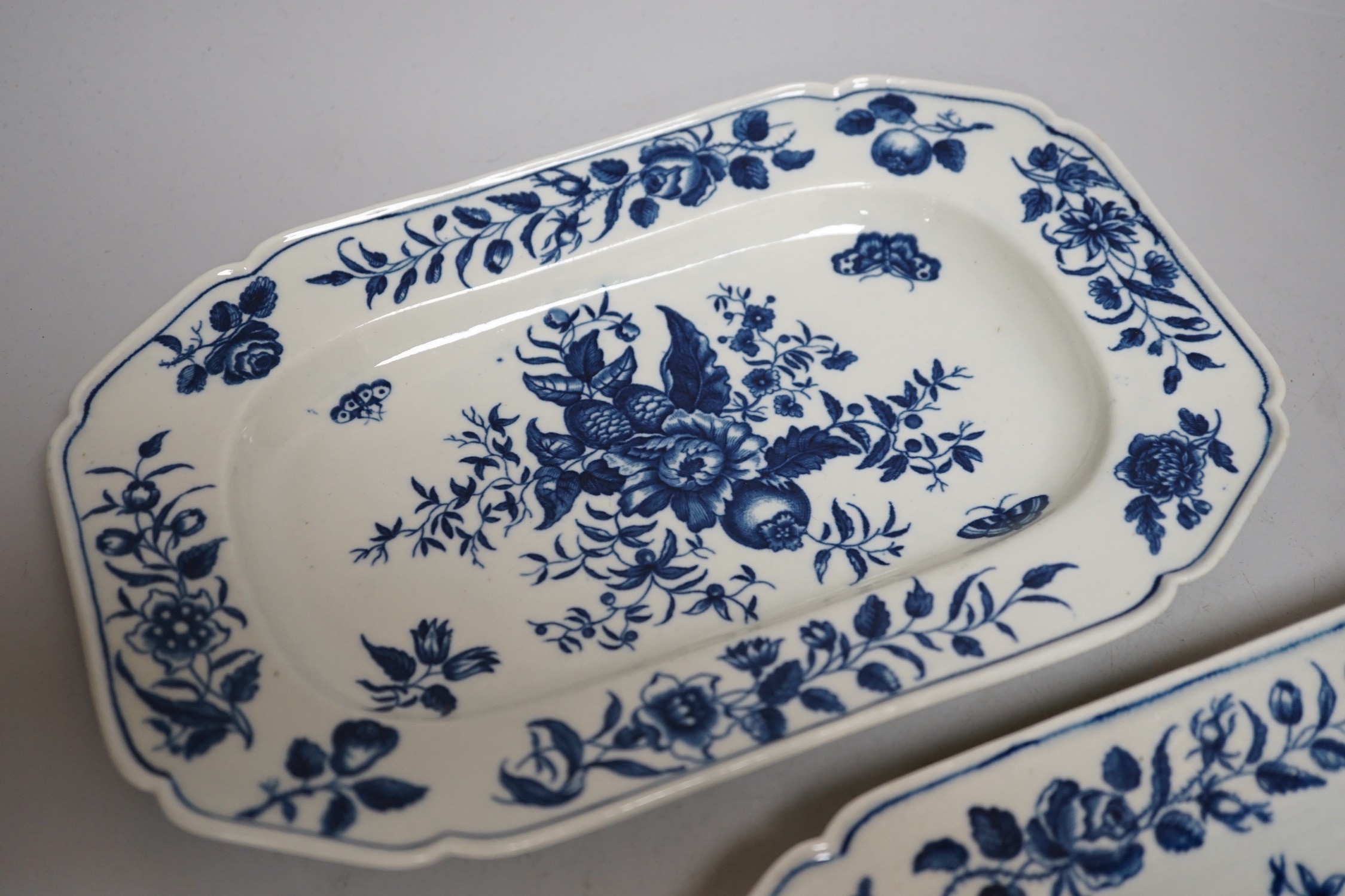 A pair of 18th century Worcester small meat platters printed with the pine cone pattern, 17x25cm